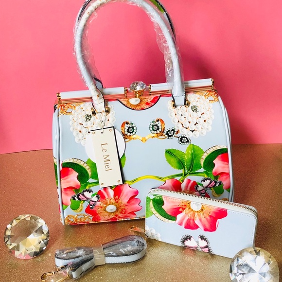 Baby Blue Pearl Butterfly Wallet - Picture 5 of 6